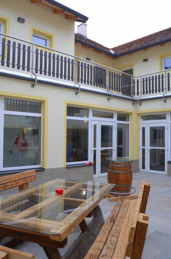 Pension Zum Strell Hollabrunn Exterior photo