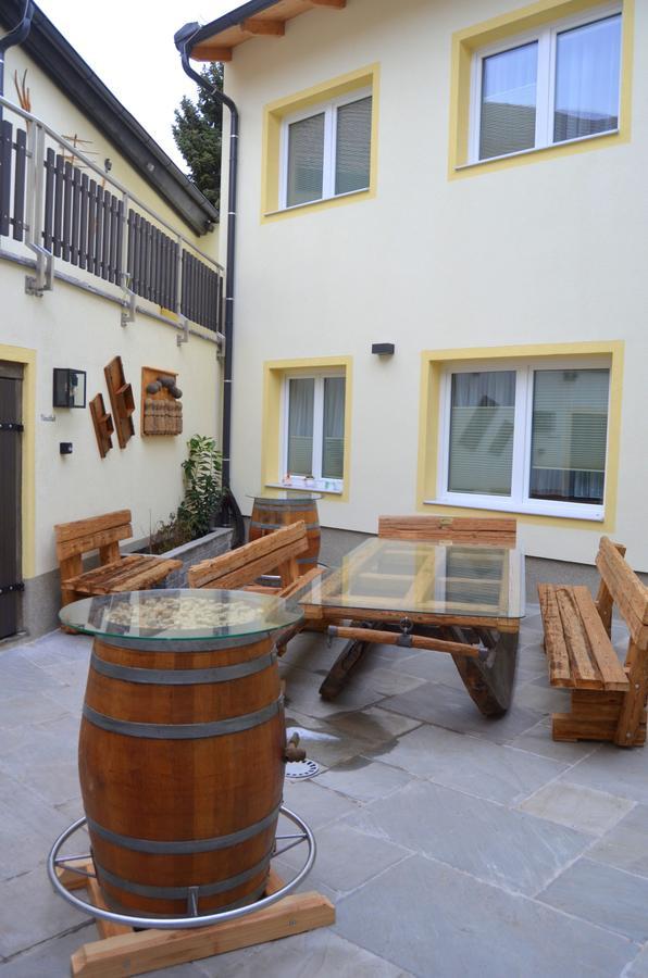 Pension Zum Strell Hollabrunn Exterior photo