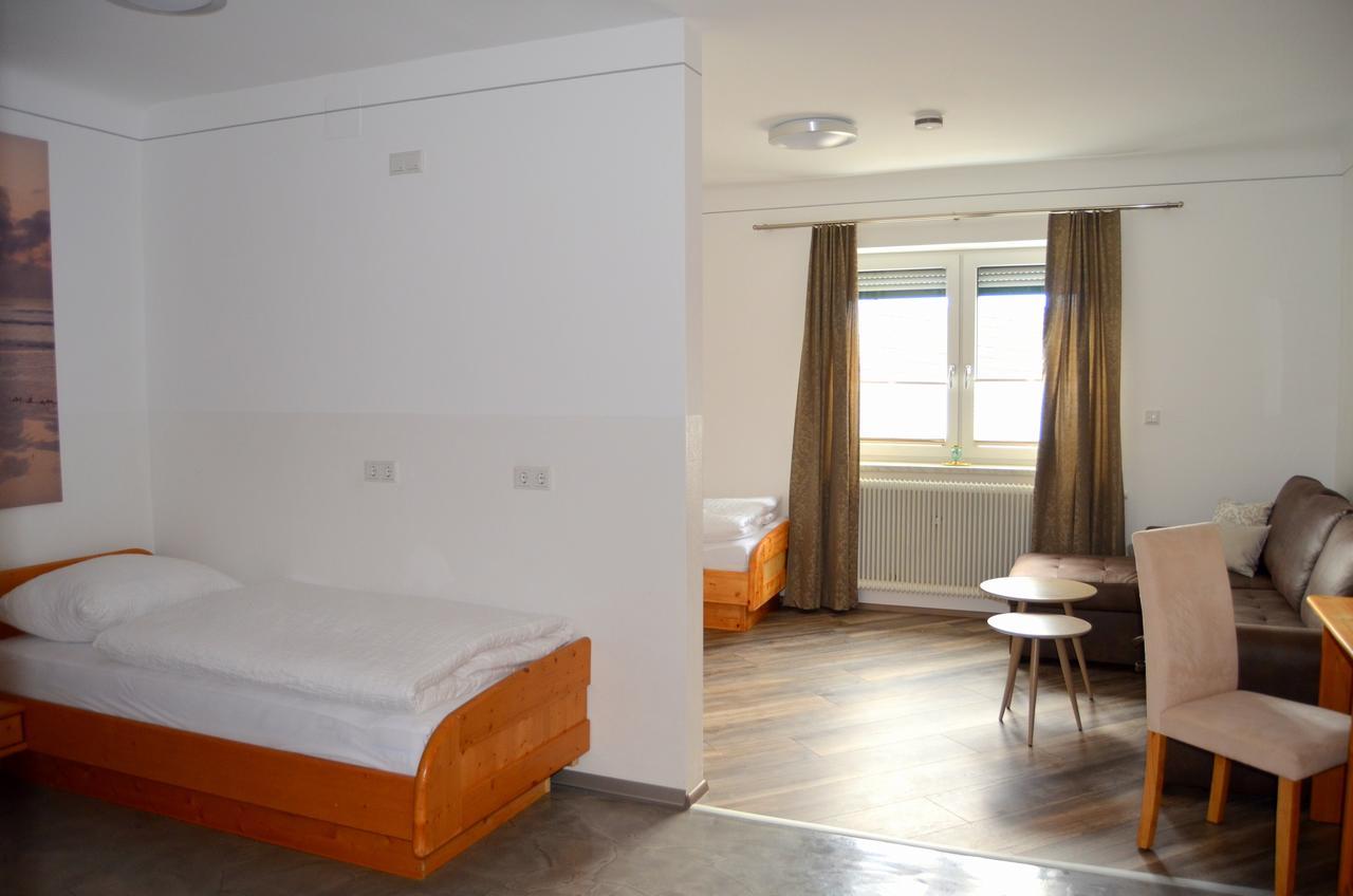 Pension Zum Strell Hollabrunn Exterior photo