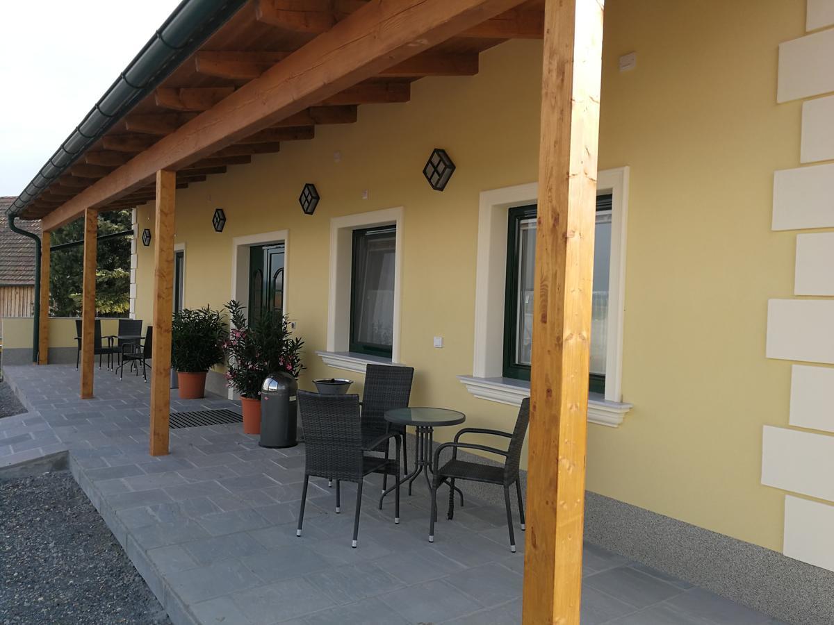Pension Zum Strell Hollabrunn Exterior photo